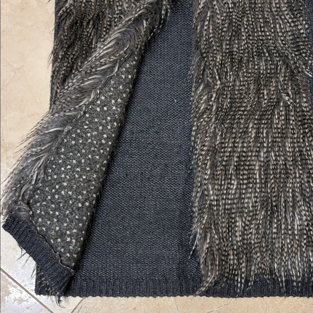 ⭐️ H&M Charcoal Knit vest with faux fur- XS - Picture 6 of 10